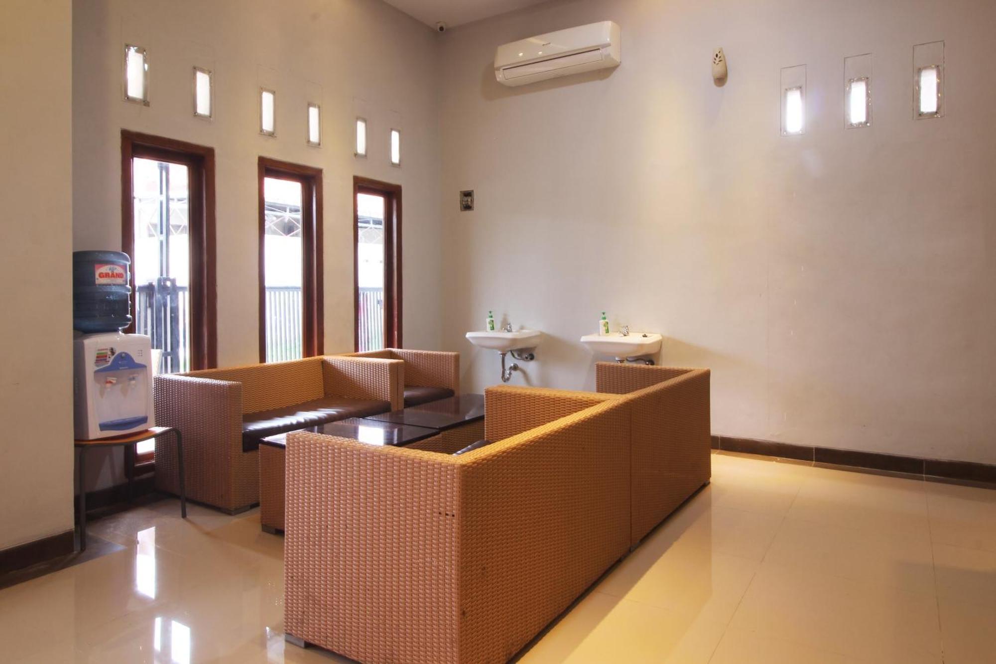 Oyo Life 2273 Pratama Homestay Bandar Lampung Exterior foto
